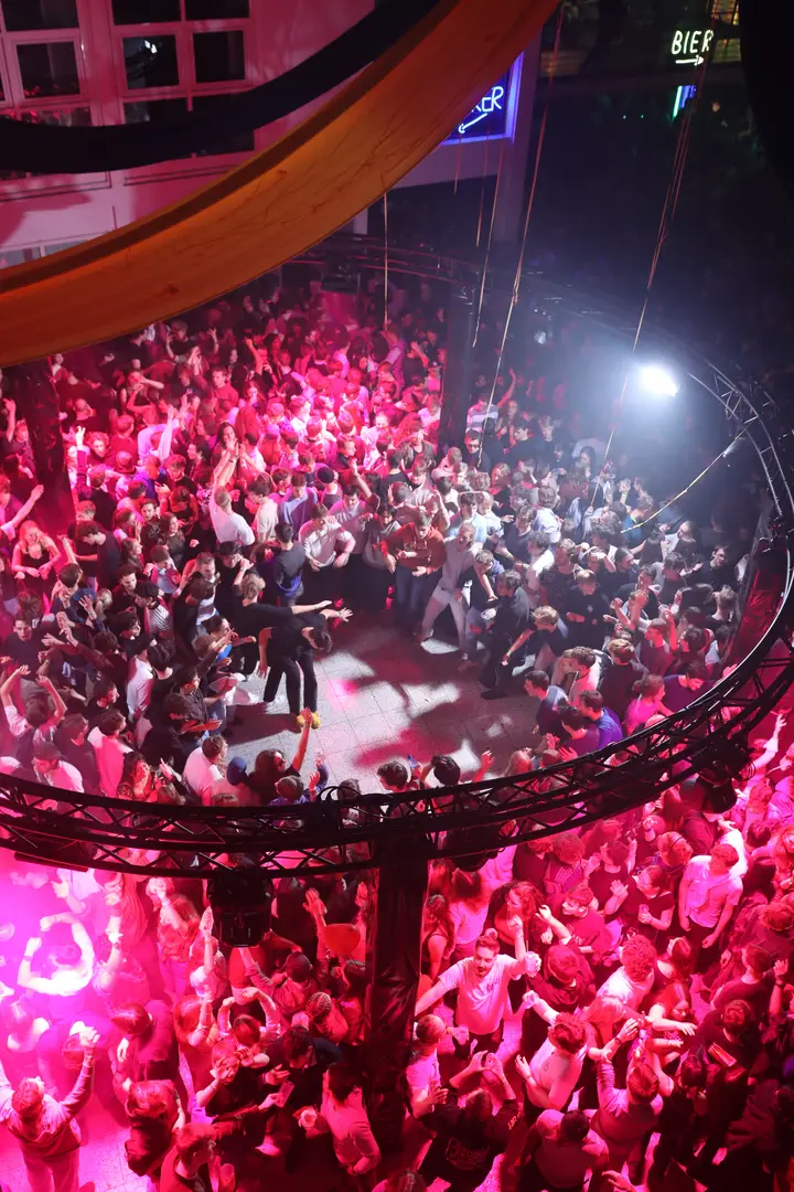 Fotografin die durch die Kamera in die Kamera schaut