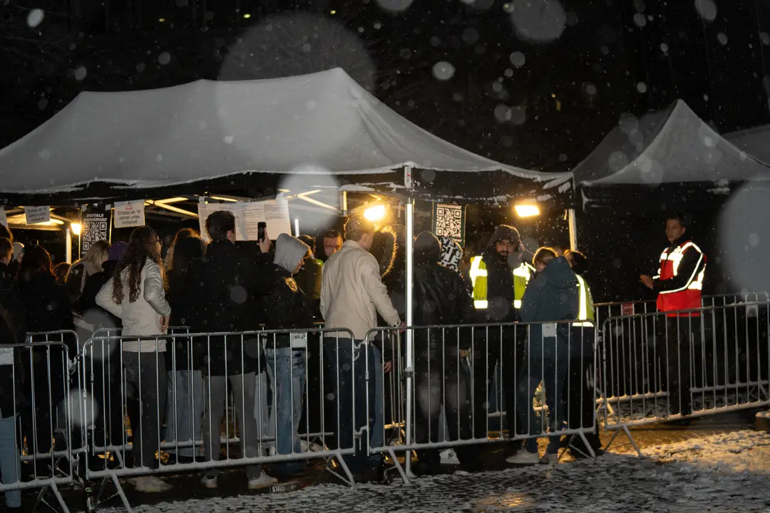 Schlange an Leuten draußen