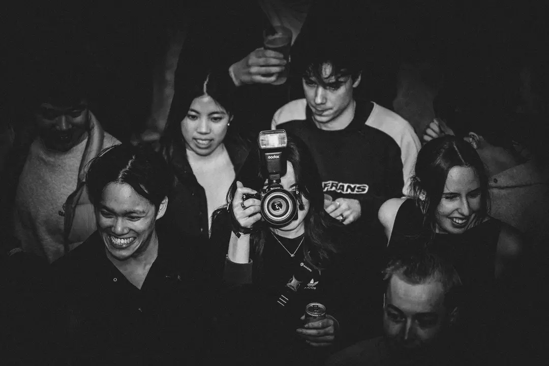 Fotografin die durch die Kamera in die Kamera schaut